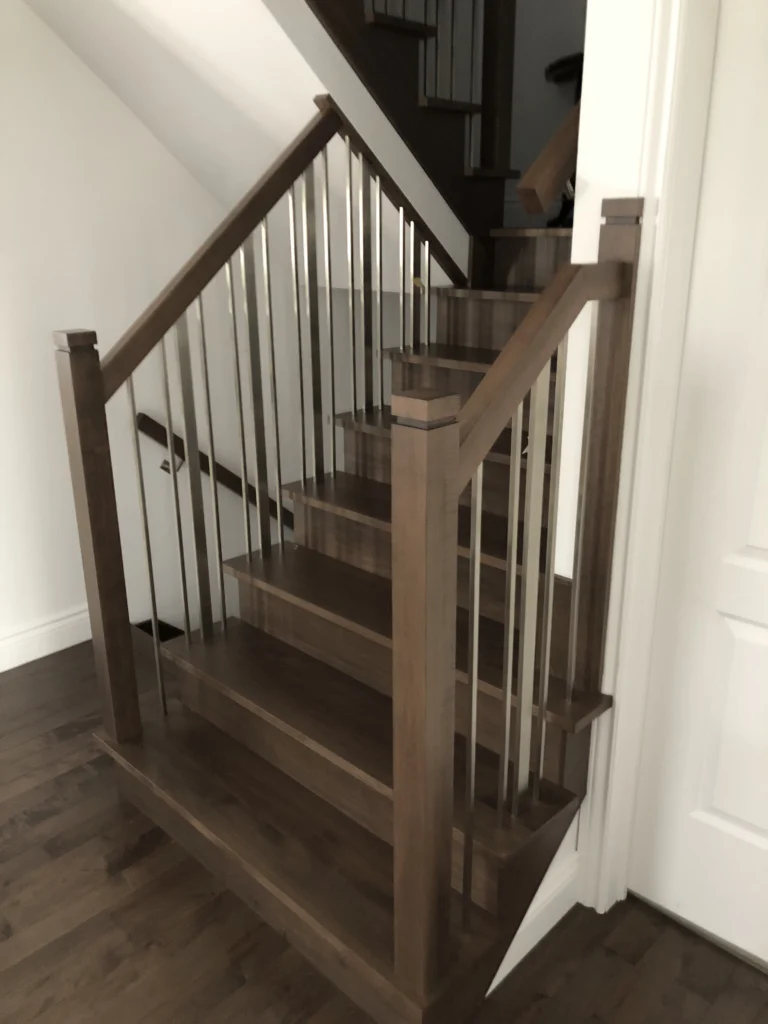 Escalier tournant à plusieurs volées avec barreaux métalliques