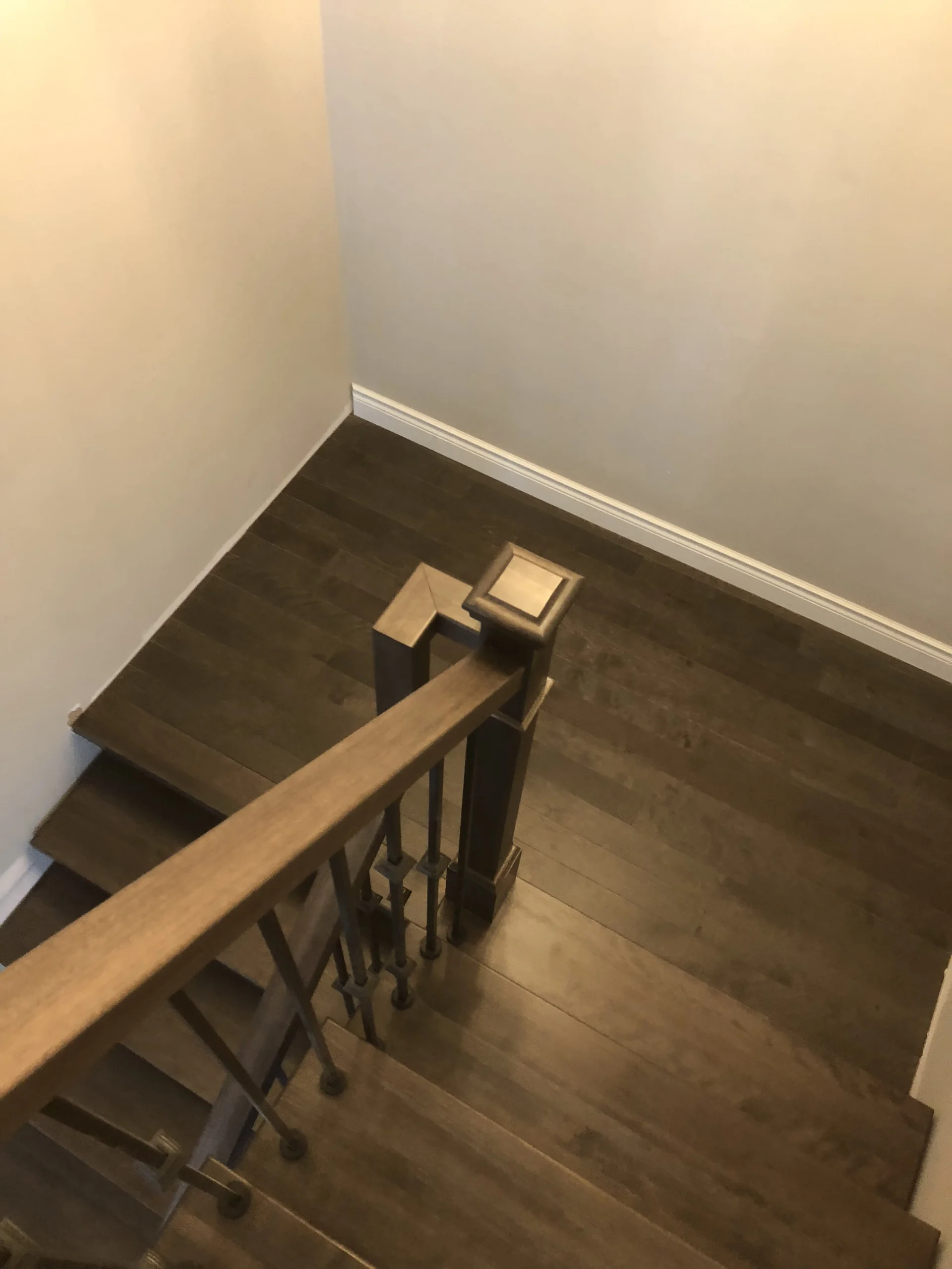 Escalier tournant en bois franc à barreaux métalliques — vue principale