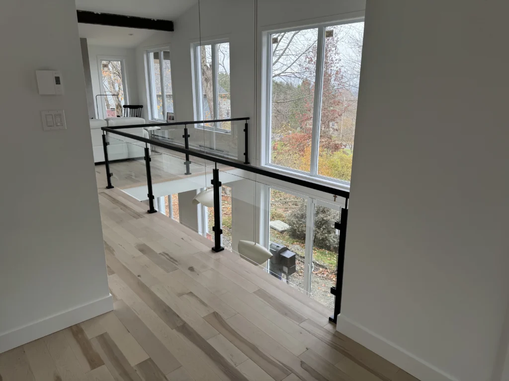 Garde-corps de mezzanine en verre à poteaux noirs
