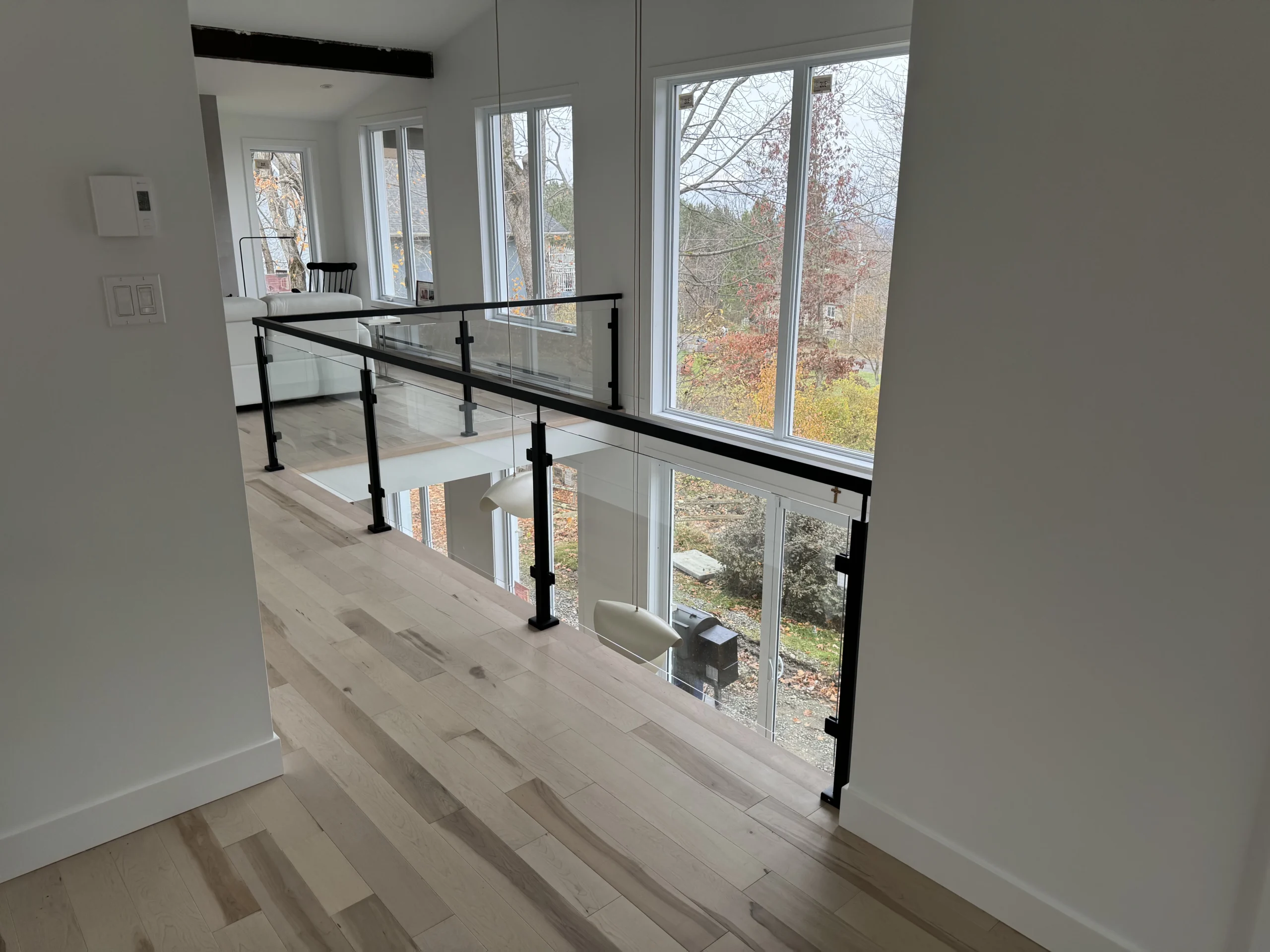 Garde-corps de mezzanine en verre à poteaux noirs — vue principale