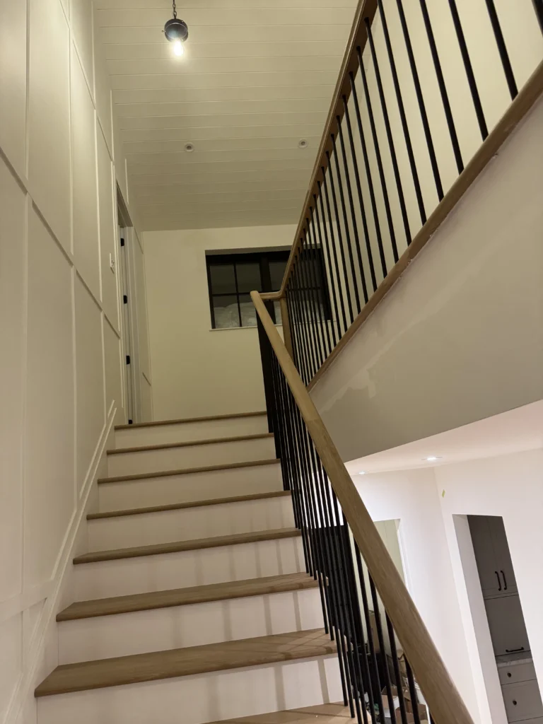 Escalier droit en chêne à barreaux métalliques noirs