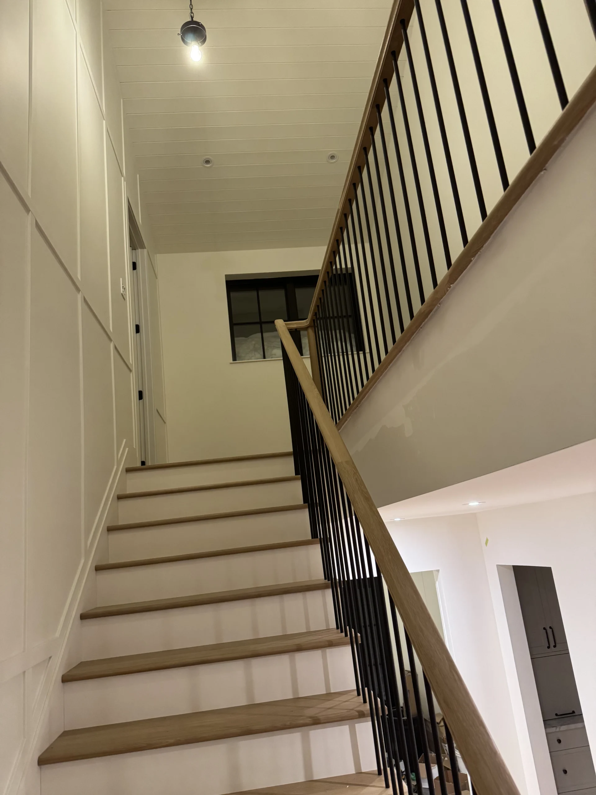Escalier droit en chêne à barreaux métalliques noirs — vue principale