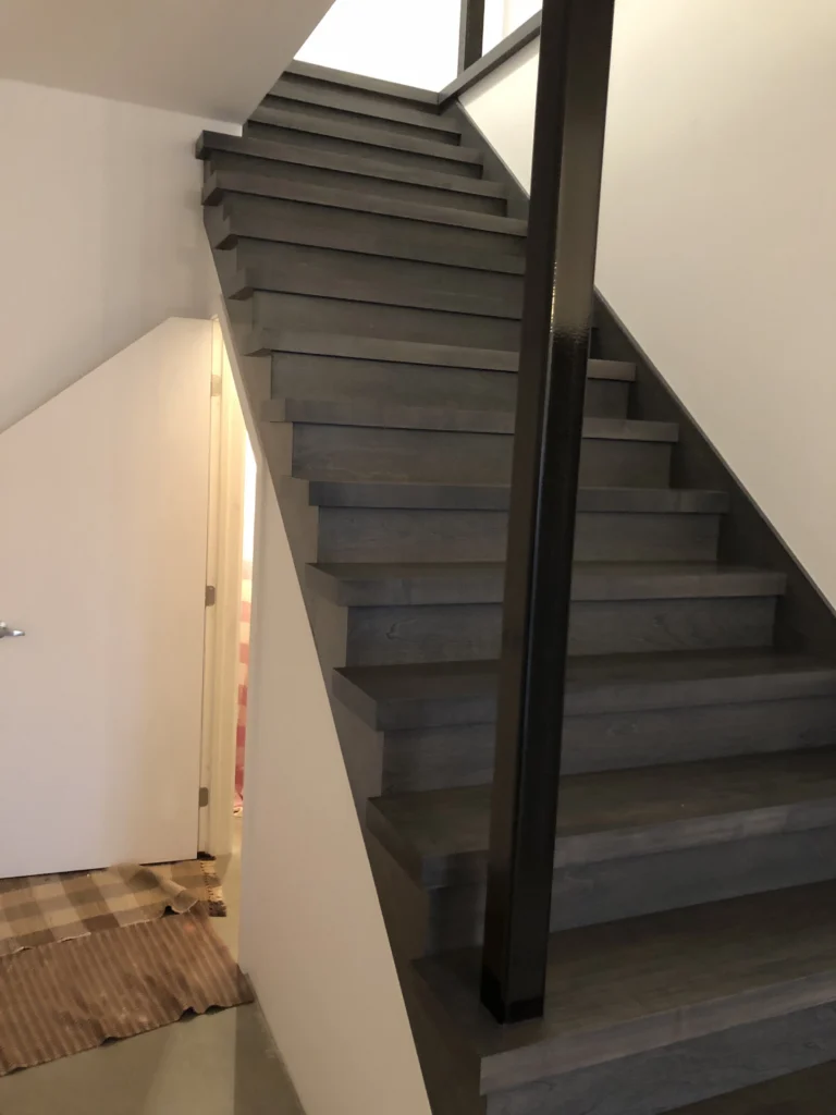 Escalier tournant à contremarches ouvertes en bois gris