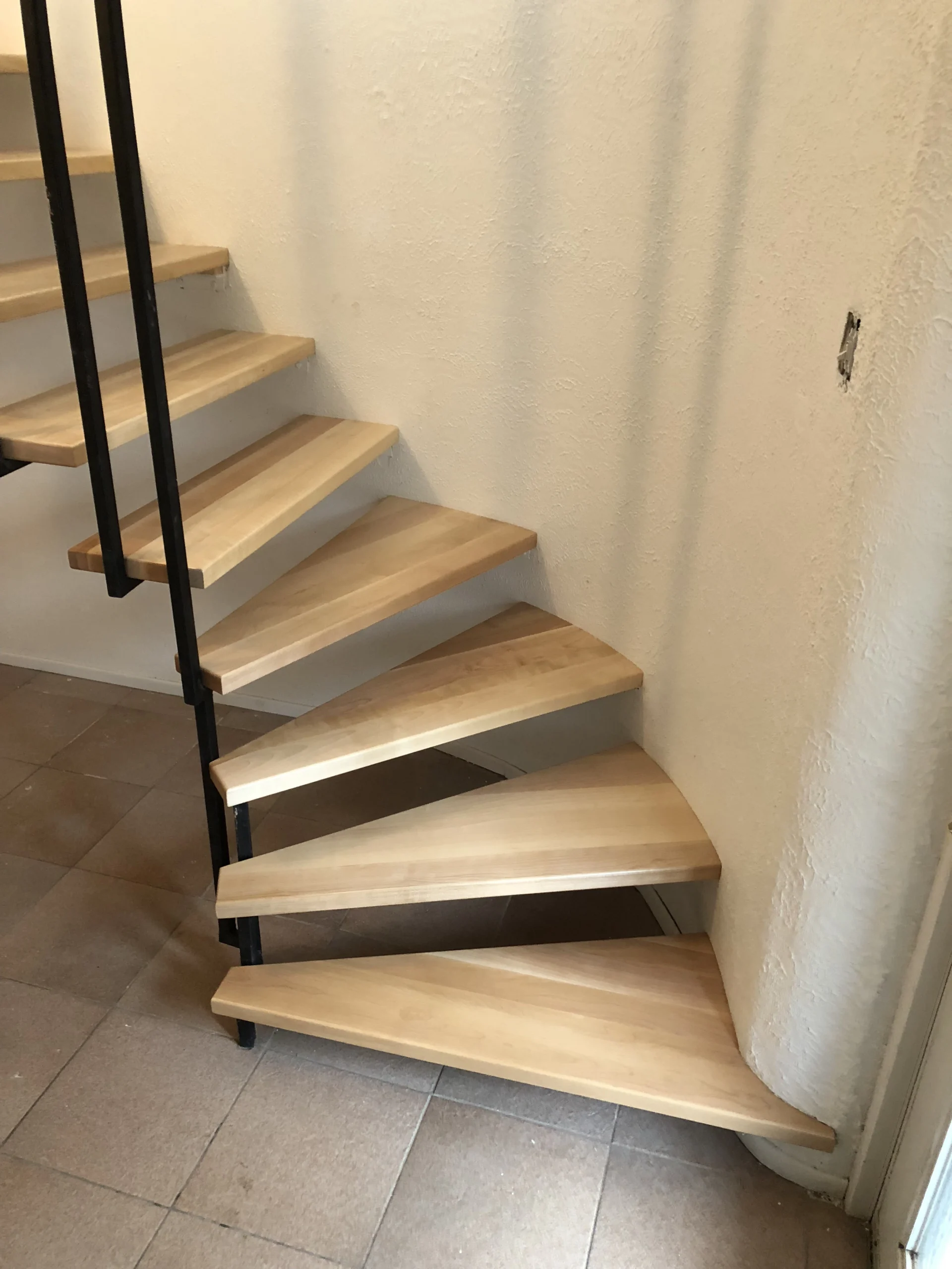 Escalier hélicoïdal en érable sur limon central d&rsquo;acier à marches ouvertes — vue principale