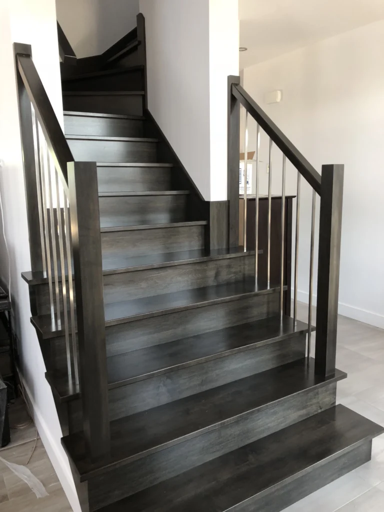 Escalier tournant en érable gris charbon à barreaux métalliques