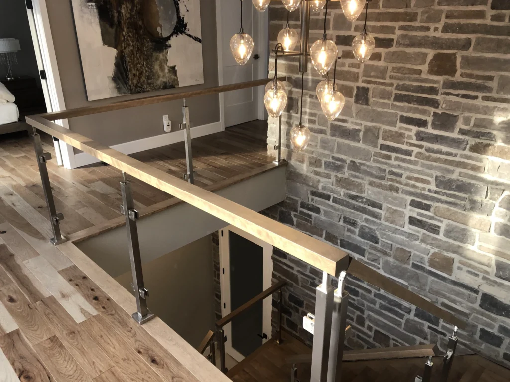 Garde-corps de mezzanine en verre et acier à main courante de bois