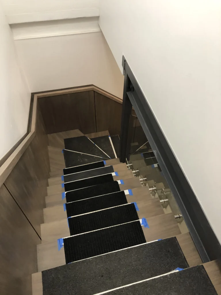 Panneau de verre fixé par pinces d’acier inoxydable sur un escalier tournant, Saint-Lambert