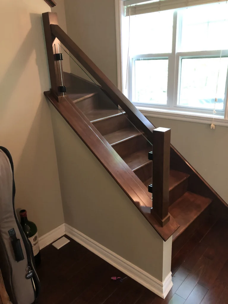 Escalier droit en érable teinté noyer à garde-corps de verre