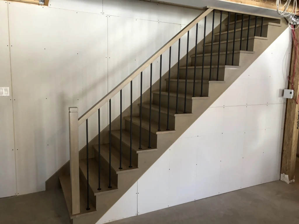 Escalier droit en érable clair à barreaux métalliques noirs