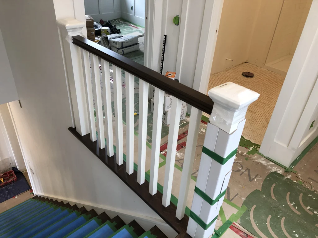 Escalier tournant à barreaux blancs et main courante teintée, Brossard