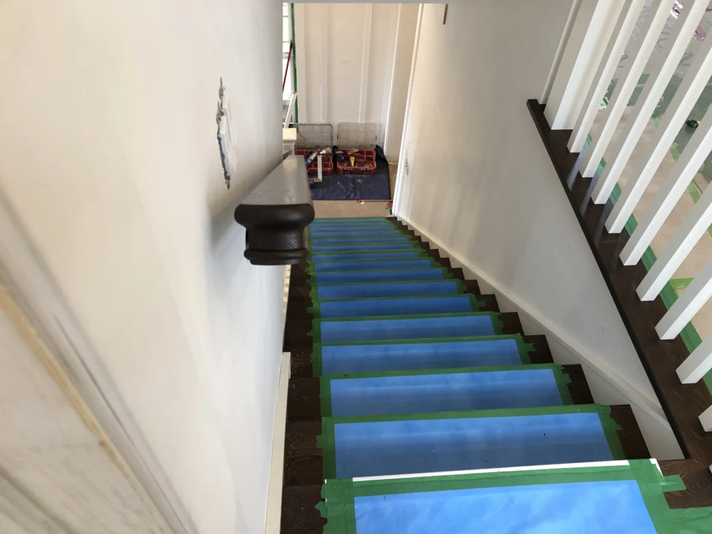 Escalier droit à contremarches fermées et barreaux blancs, Boucherville