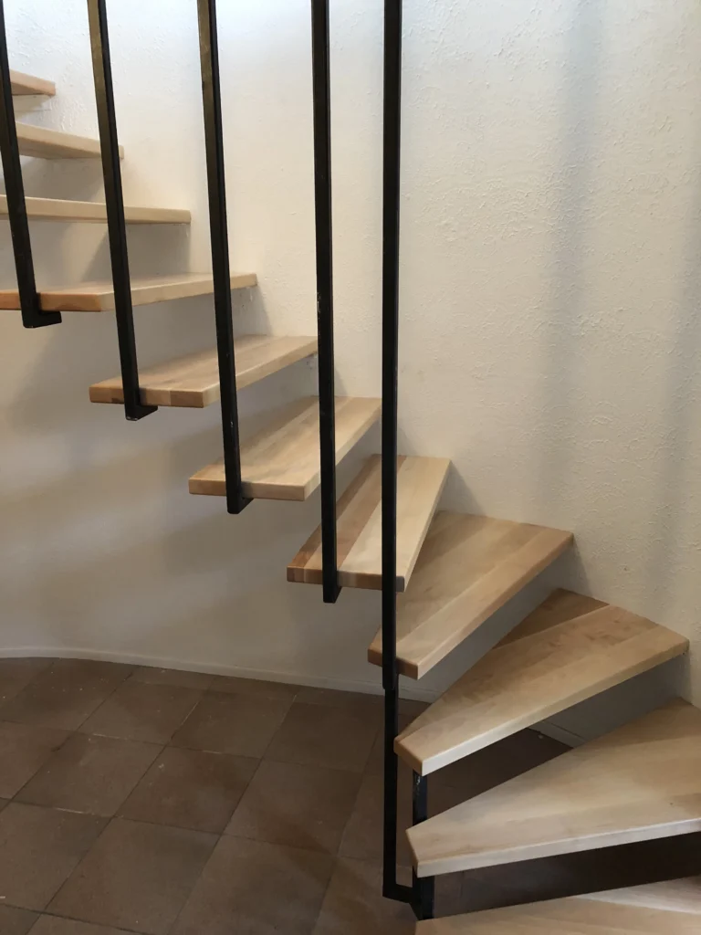 Escalier tournant en érable clair à marches d&rsquo;angle suspendues