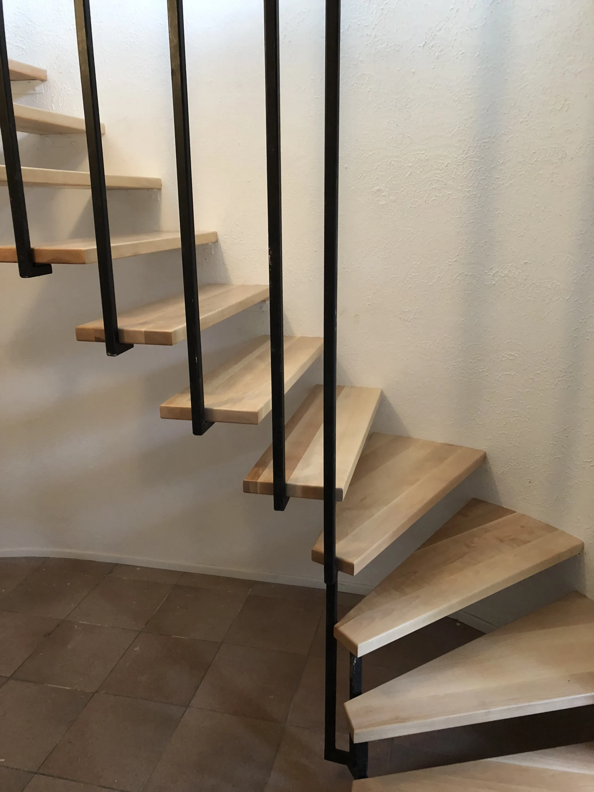 Escalier tournant en érable clair à marches d&rsquo;angle suspendues — vue principale