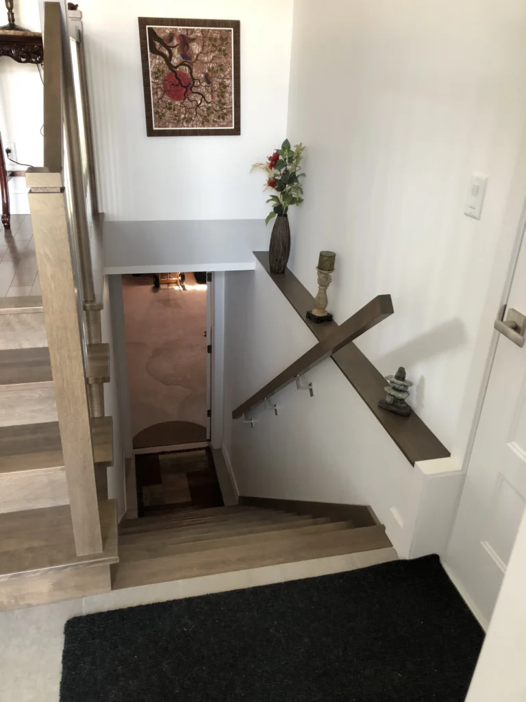 Escalier tournant en bois teinté gris avec main courante de bois