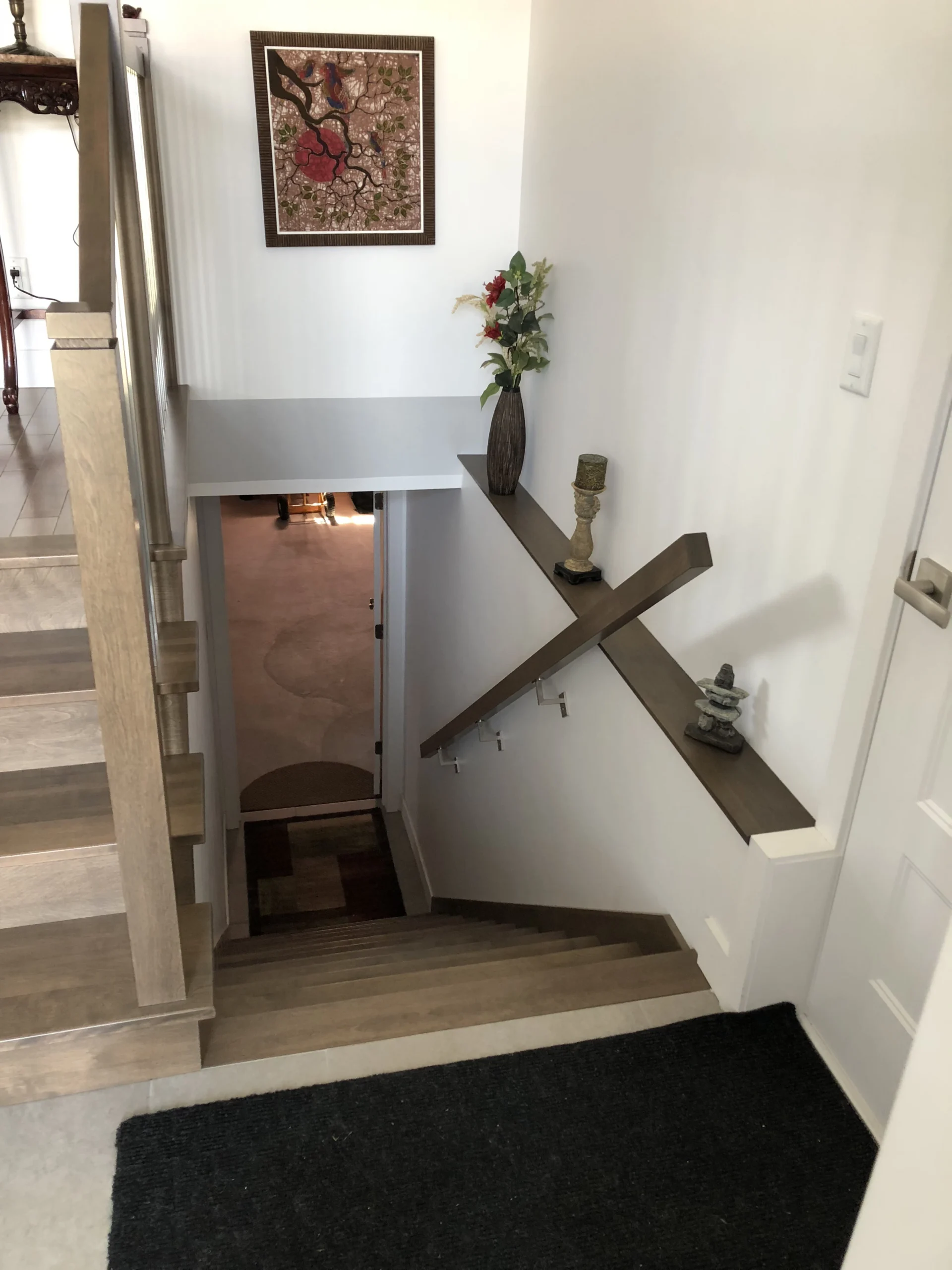 Escalier tournant en bois teinté gris avec main courante de bois — vue principale