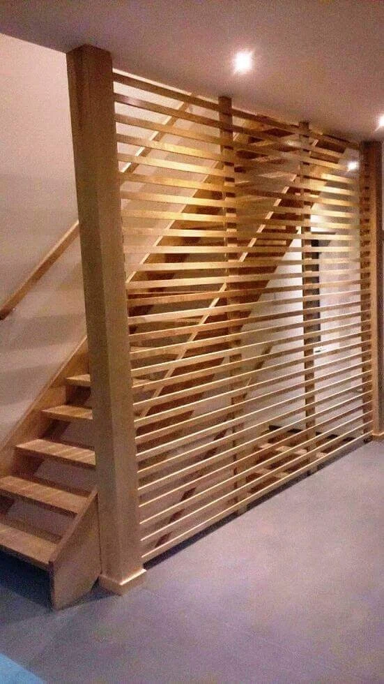Escalier droit en érable clair avec claustra à lattes de bois
