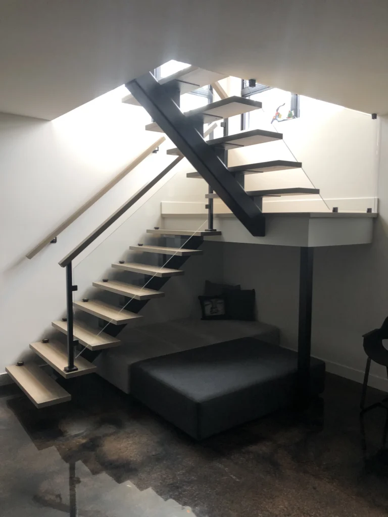 Escalier suspendu en érable clair sur limon central d&rsquo;acier