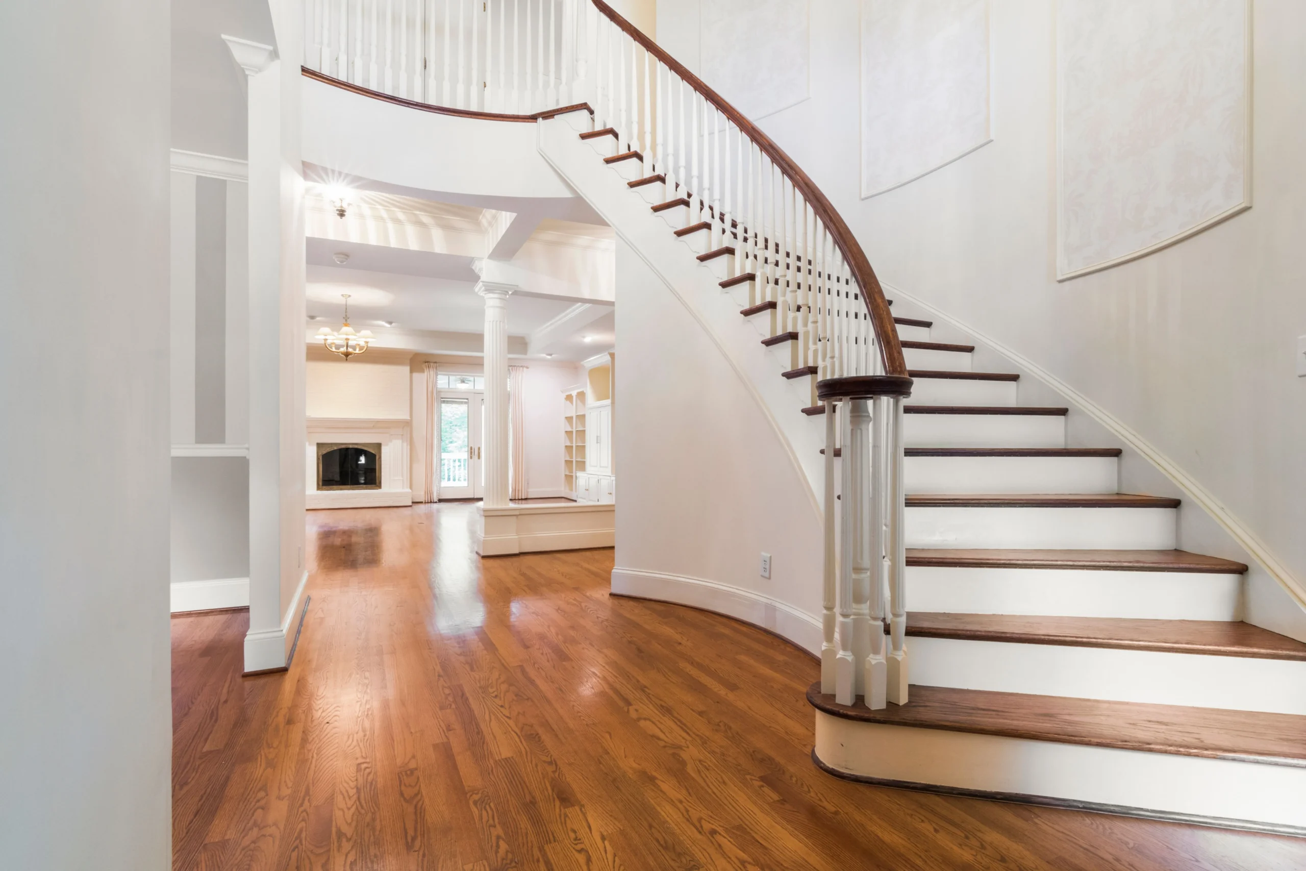 Escalier classique en bois franc sur mesure