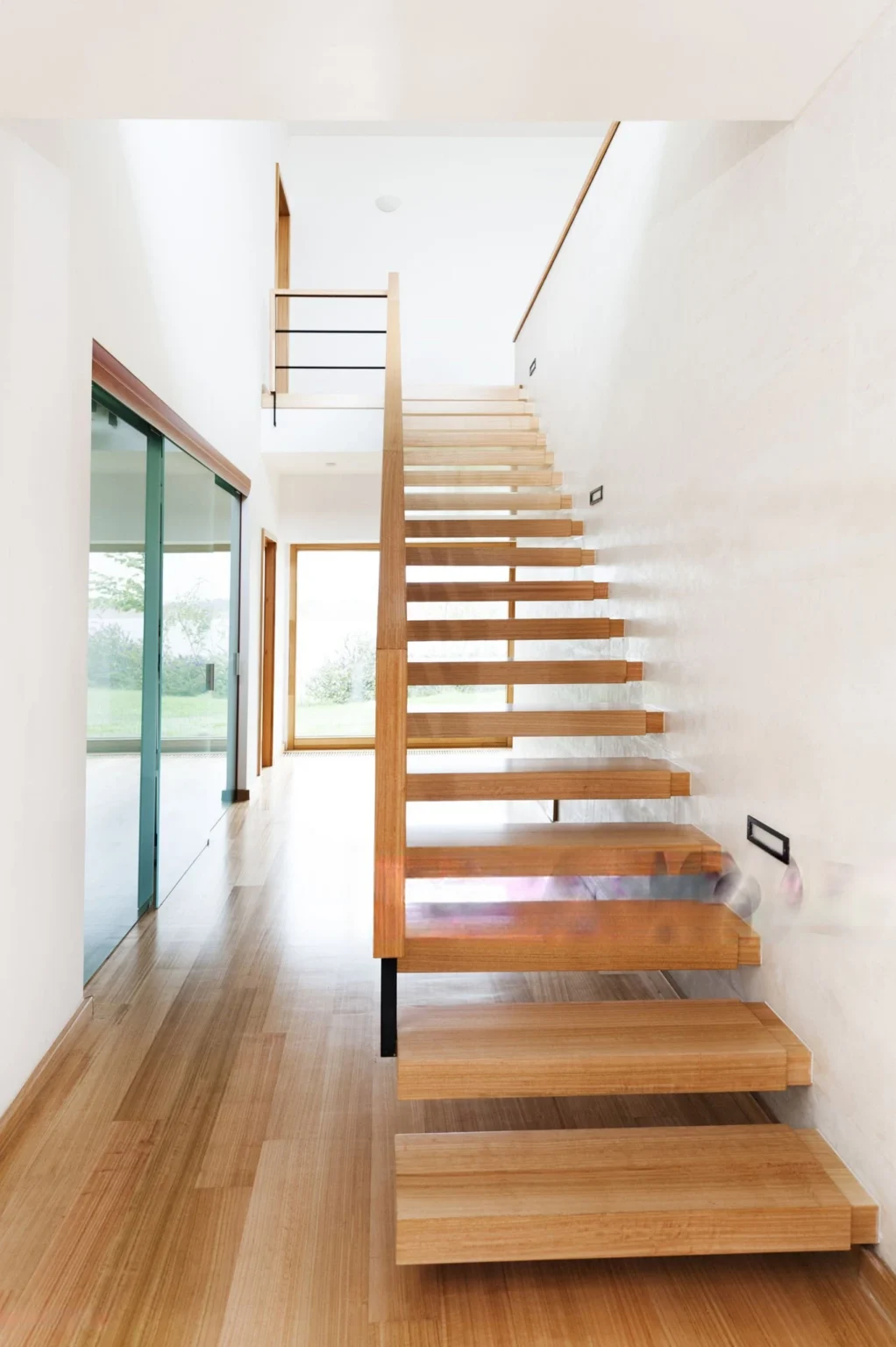 Escalier en Butcher Block longeant le mur, marches massives sans contremarche