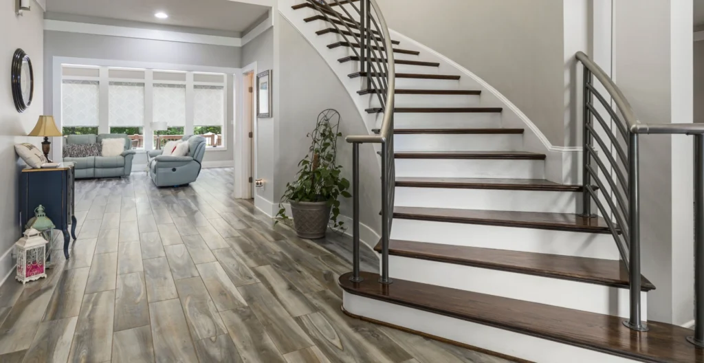 Escalier intérieur sur mesure et son garde-corps, conçus, fabriqués et installés par Escaliers Messier