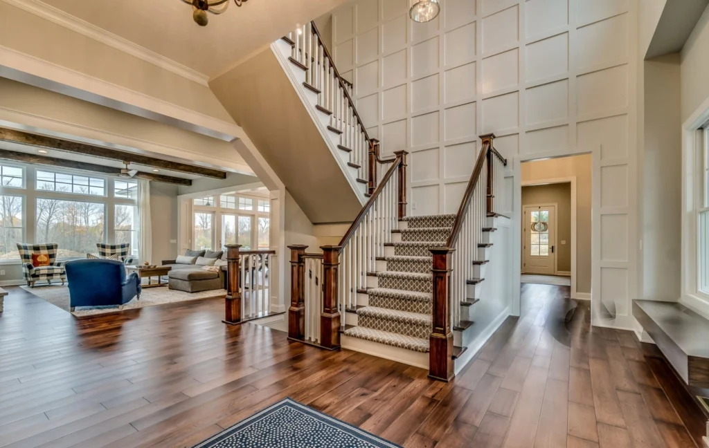 Escalier intérieur en bois sur mesure dans une grande pièce à aire ouverte, fabrication Escaliers Messier