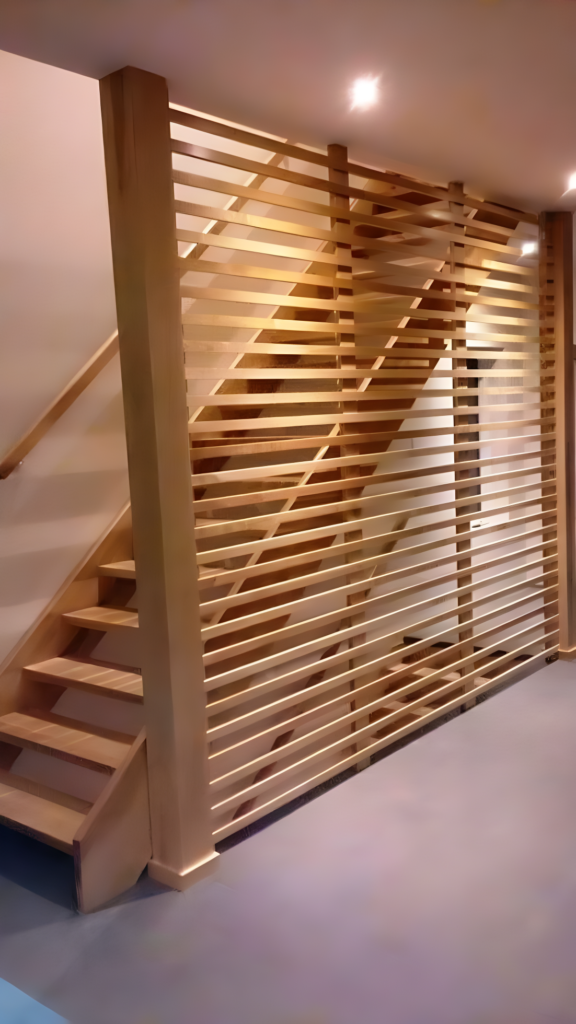 Escalier droit en érable clair avec claustra à lattes de bois
