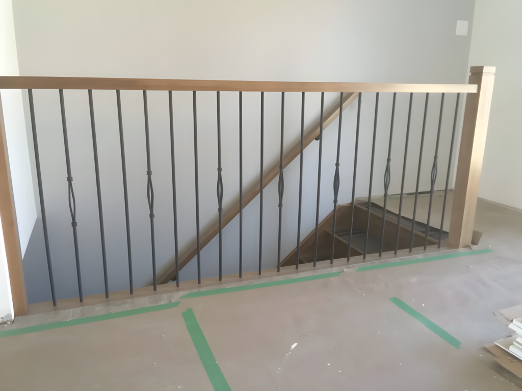 Garde-corps d’escalier à barreaux de métal noir, en chantier