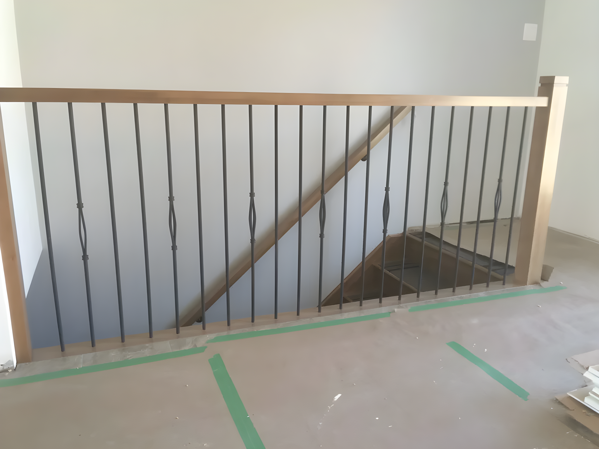Garde-corps d’escalier à barreaux de métal noir, en chantier — vue principale