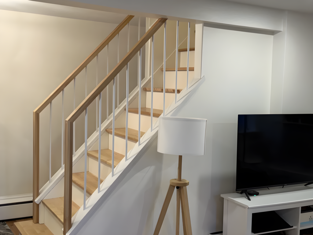 Escalier droit en bois clair à barreaux blancs