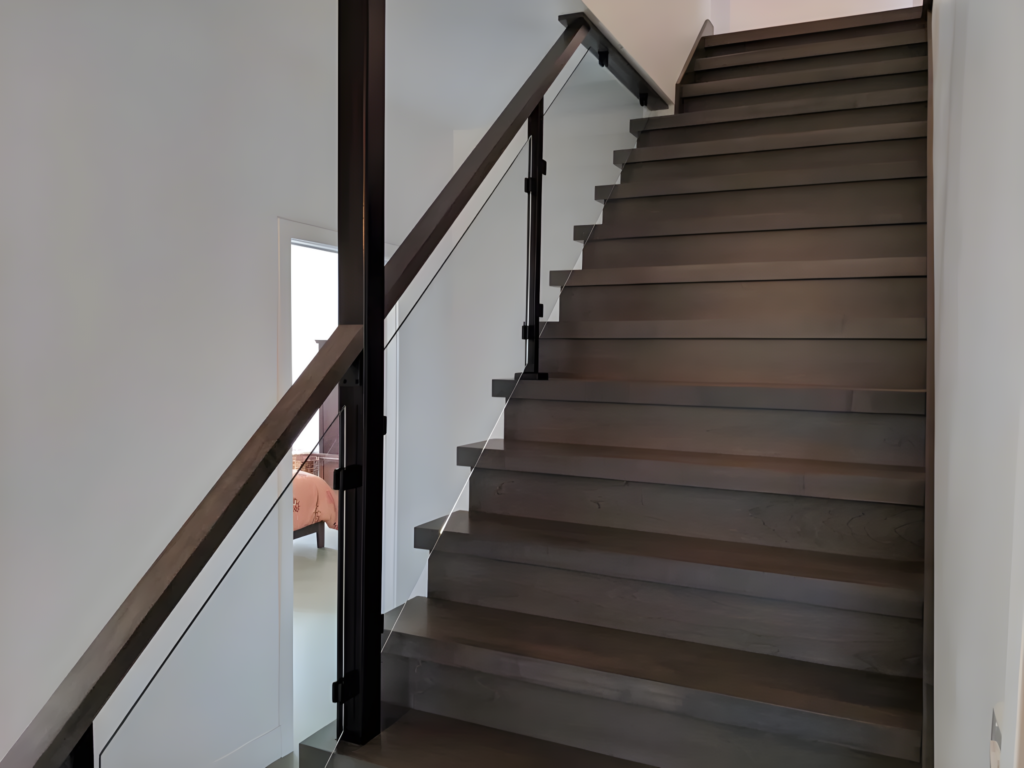 Escalier droit en bois teinté gris avec garde-corps de verre