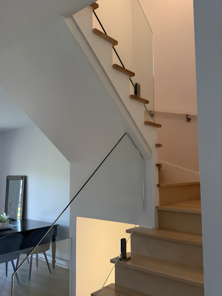 Escalier suspendu tournant à garde-corps de verre