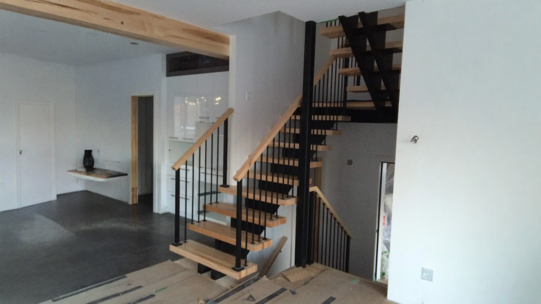Escalier suspendu épuré à Carignan — vue principale