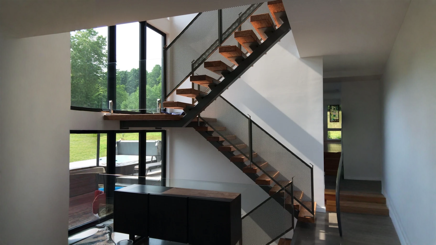 Résidence Piscine — Escalier demi-tournant à Mont-Saint-Hilaire — vue principale