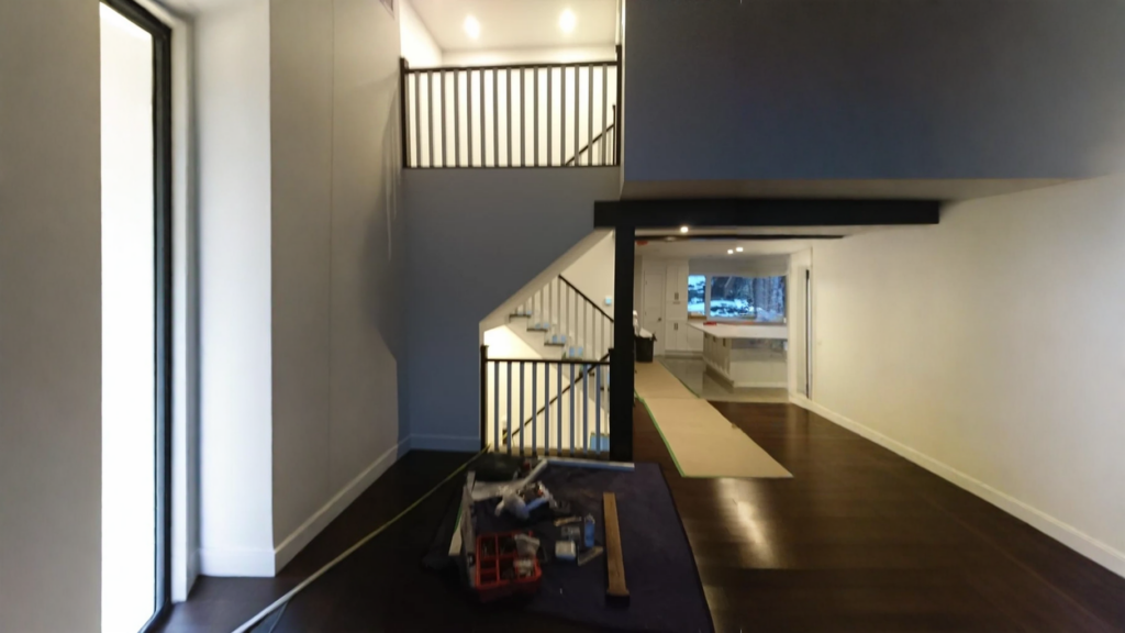 Escalier tournant ouvert avec garde-corps de mezzanine en métal noir