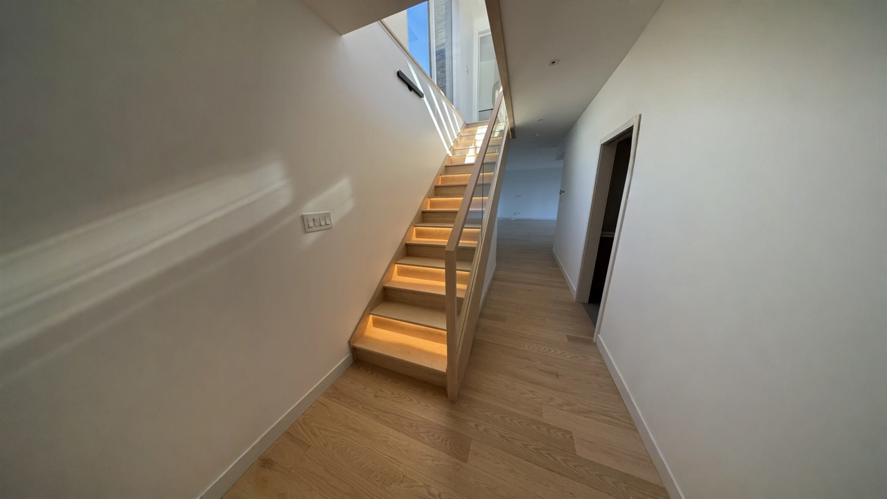 Straight staircase in white oak LED lighting under the treads — vue principale
