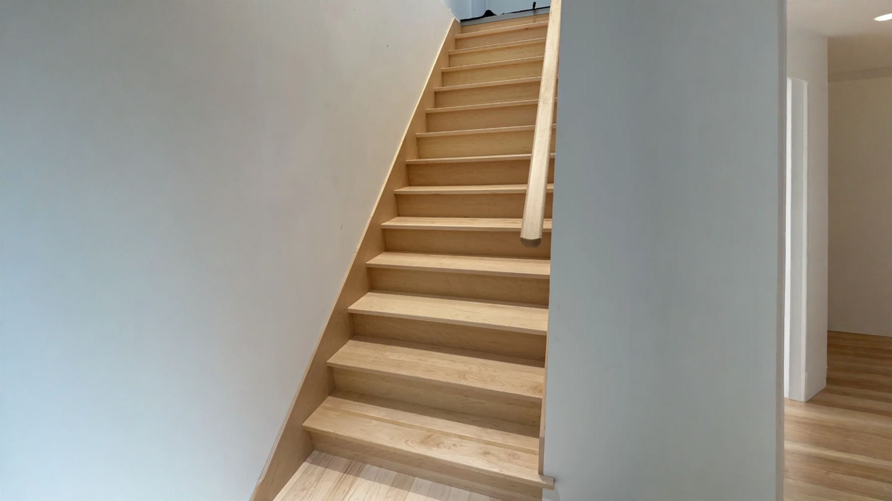 Straight staircase in light maple to Closed risers — vue principale