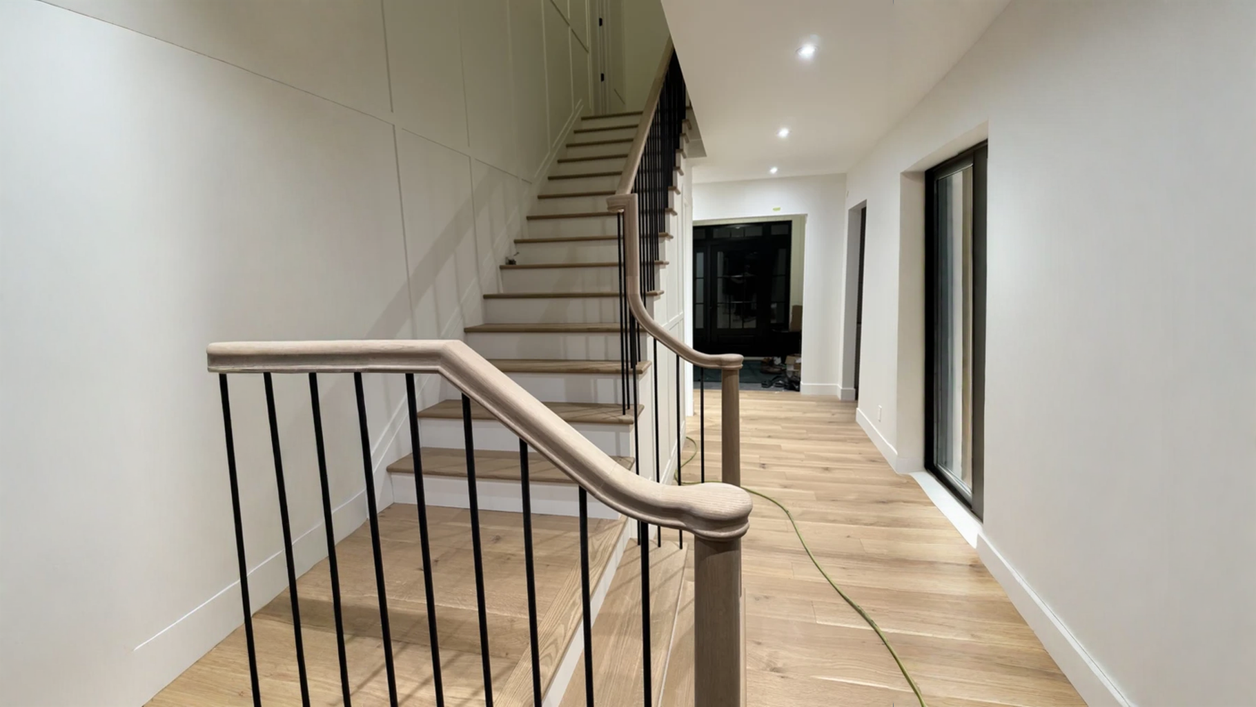 Winder staircase to handrail galbeated and balusters black metal — vue principale