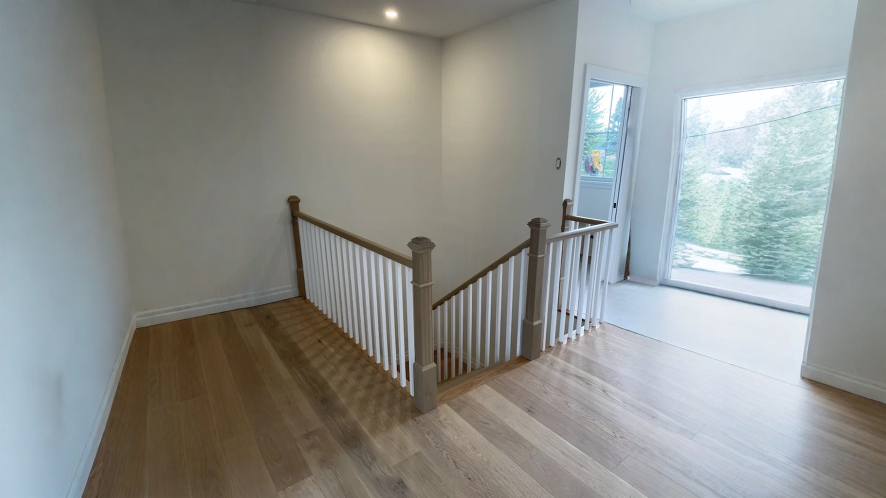 Winder staircase in oak with white balusters on several landing — vue principale