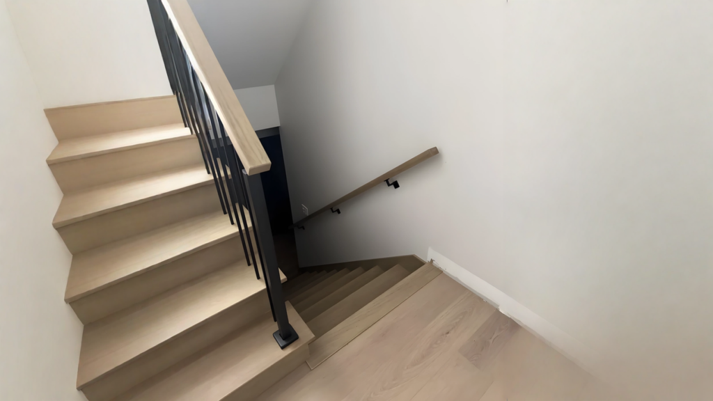 Escalier tournant en chêne blanchi à barreaux métalliques noirs