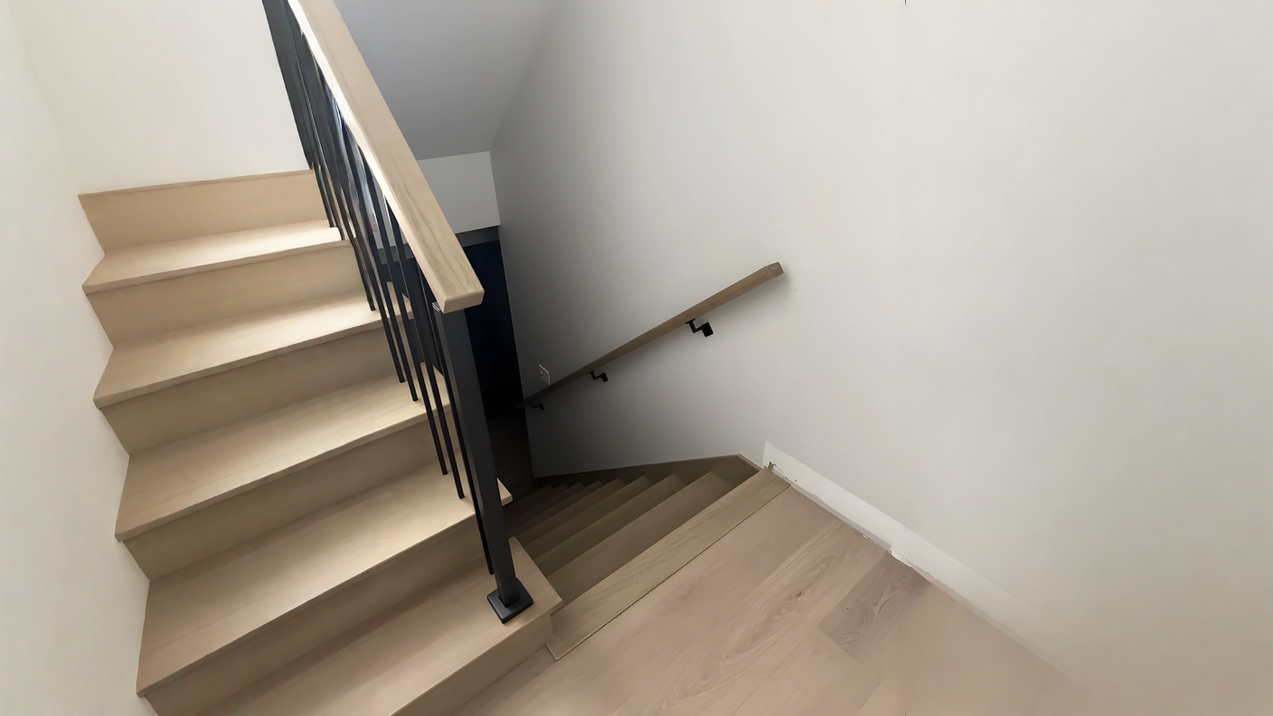 Escalier tournant en chêne blanchi à barreaux métalliques noirs — vue principale