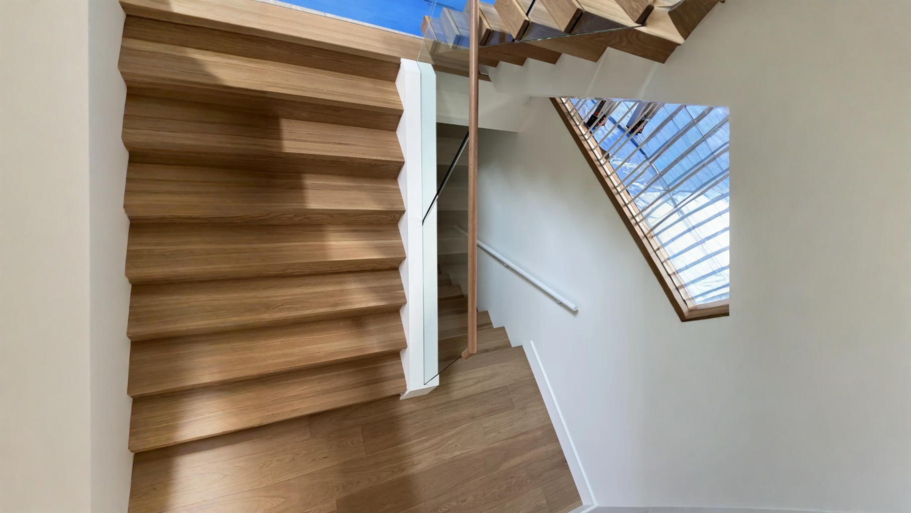 Escalier tournant en chêne blond à garde-corps de verre — vue principale