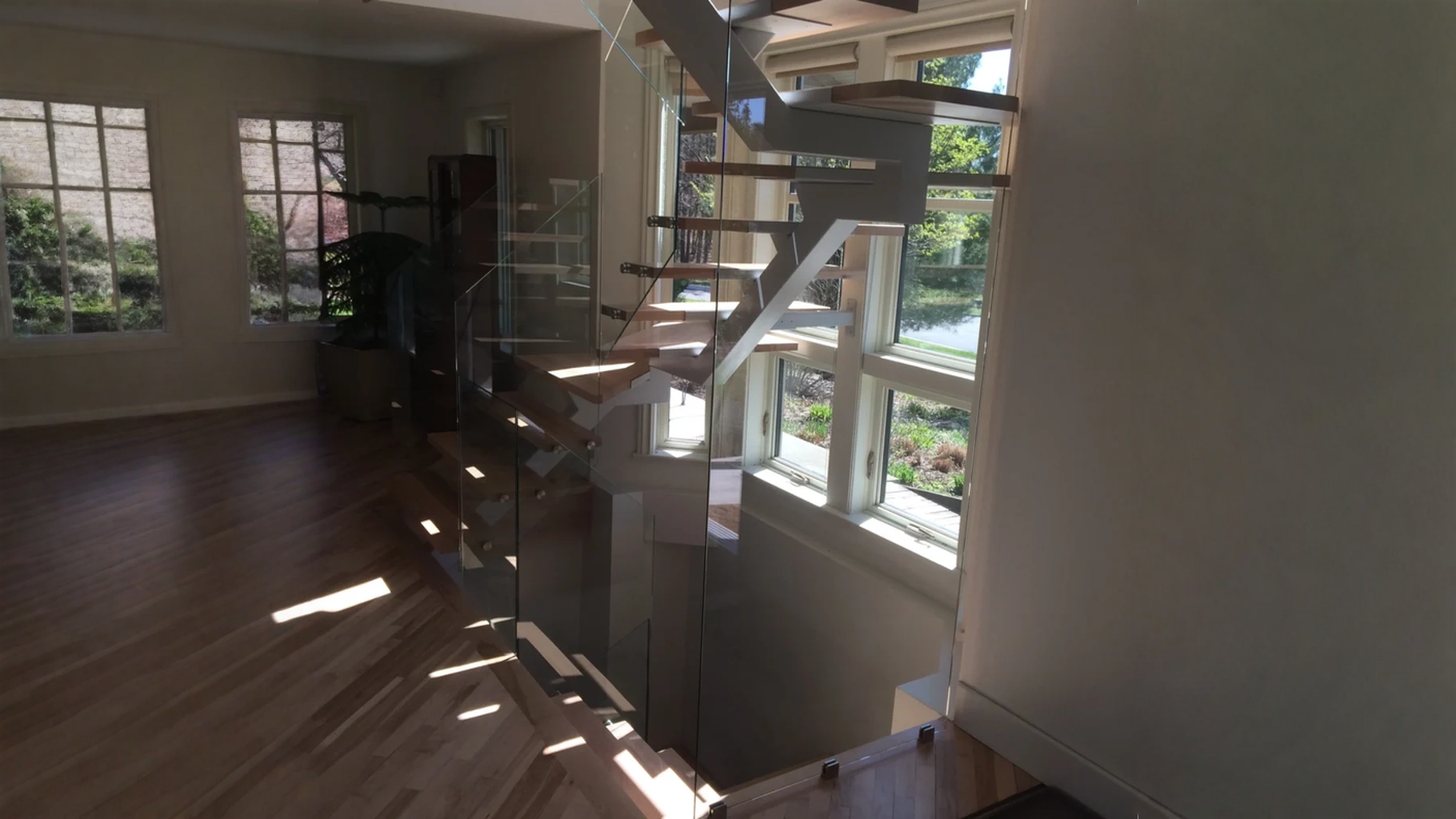 Escalier suspendu à limon central et garde-corps de verre — vue principale