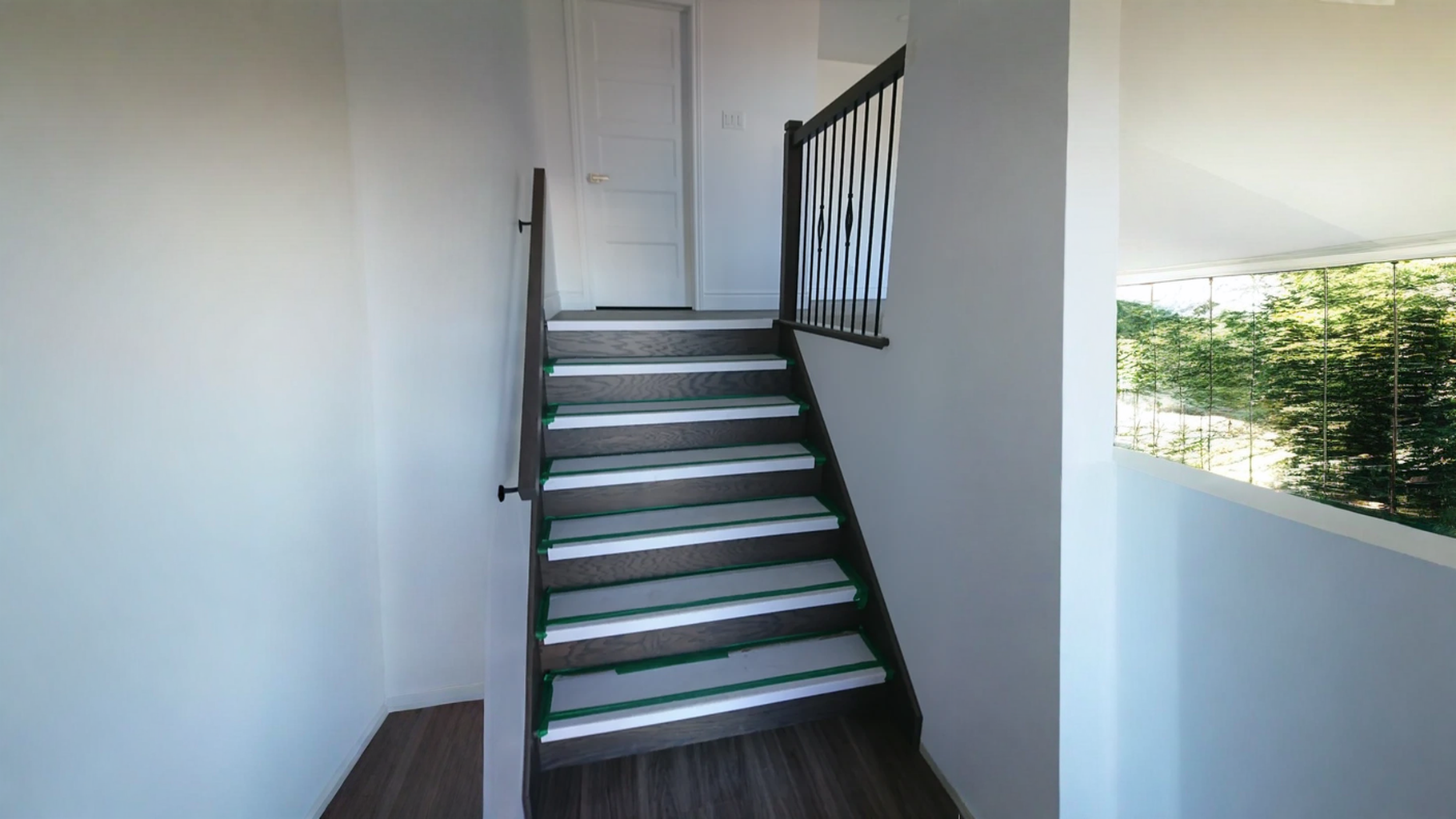 Escalier droit foncé à barreaux métalliques en losange — vue principale