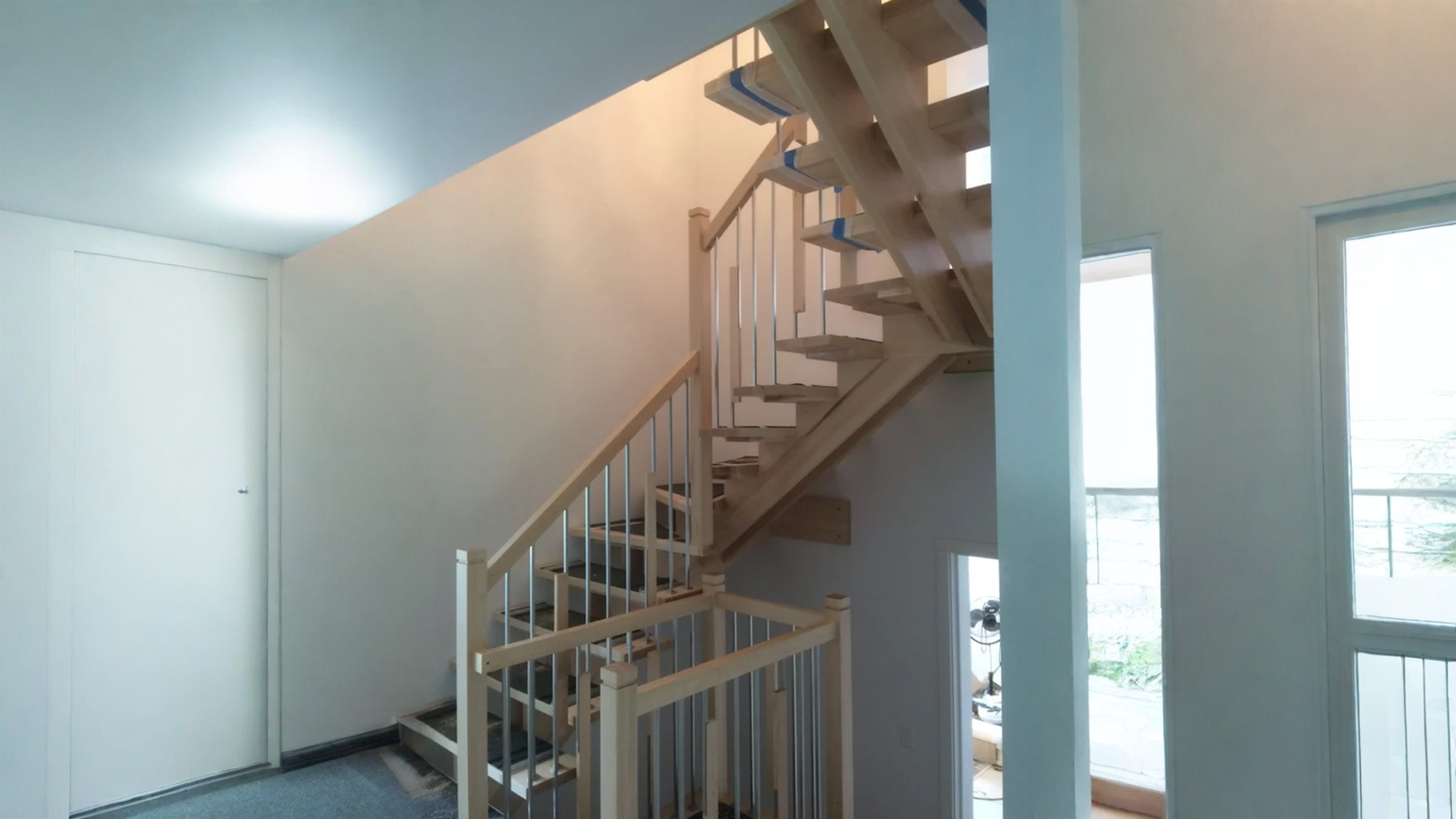 Escalier ajouré en érable naturel à barreaux d’acier — vue principale