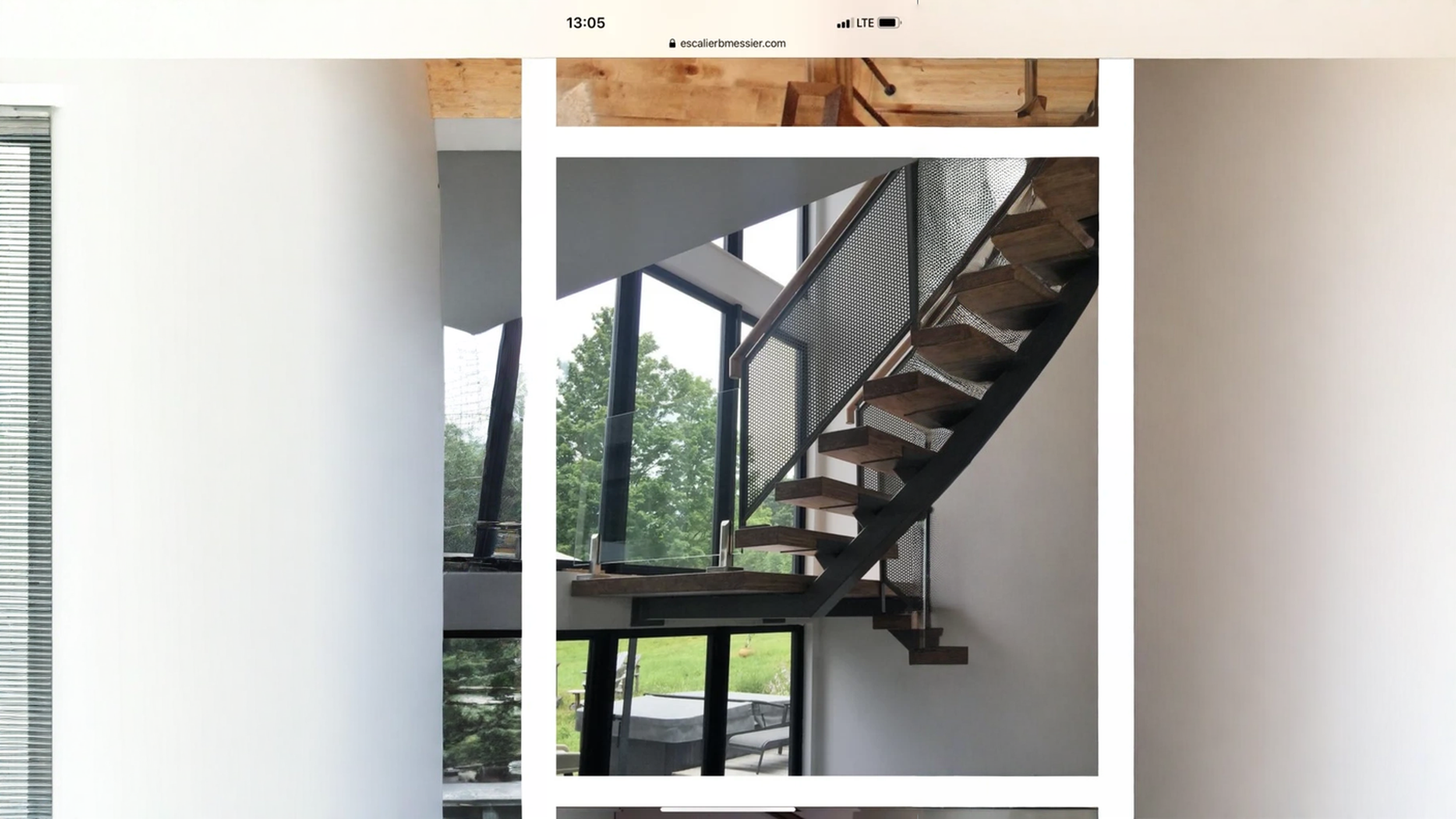 Escalier suspendu à limon central d’acier avec garde-corps de tôle perforée et de verre — vue principale