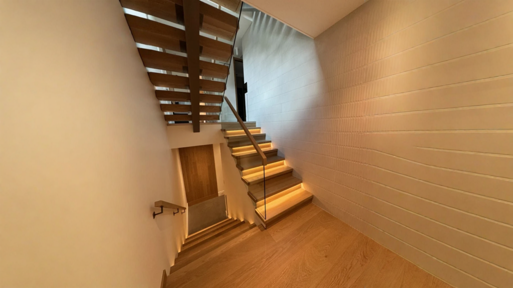 Escalier en chêne à marches lumineuses et garde-corps de verre