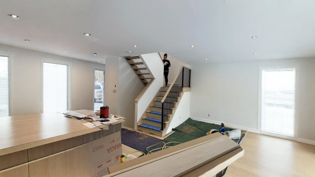 Escalier tournant en chêne blanc à contremarches ouvertes et barreaux métalliques