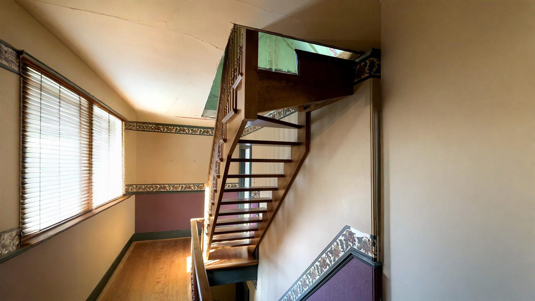 Escalier tournant de bois franc à barreaux tournés et contremarches ouvertes — vue principale