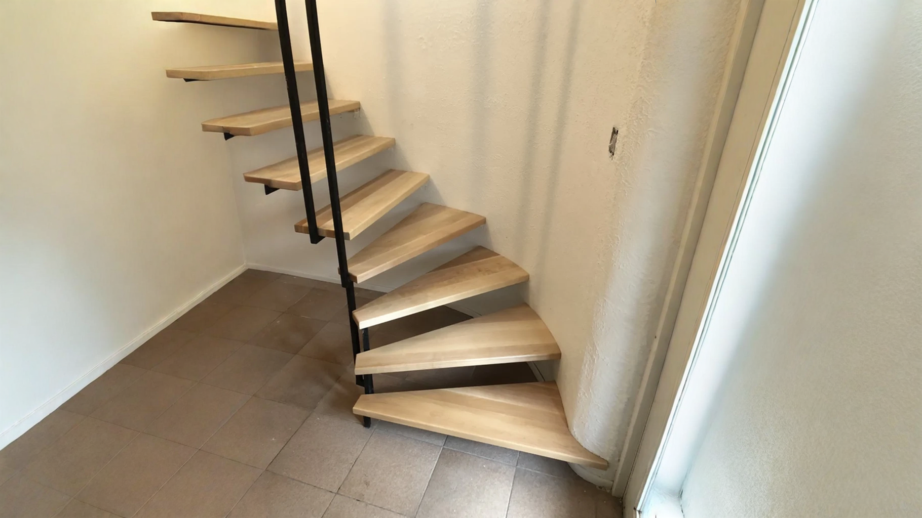 Escalier hélicoïdal en érable sur limon central d’acier à marches ouvertes — vue principale