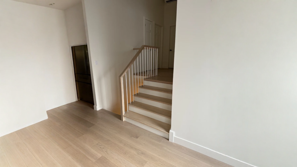 Escalier tournant en chêne à barreaux blancs et main courante de chêne